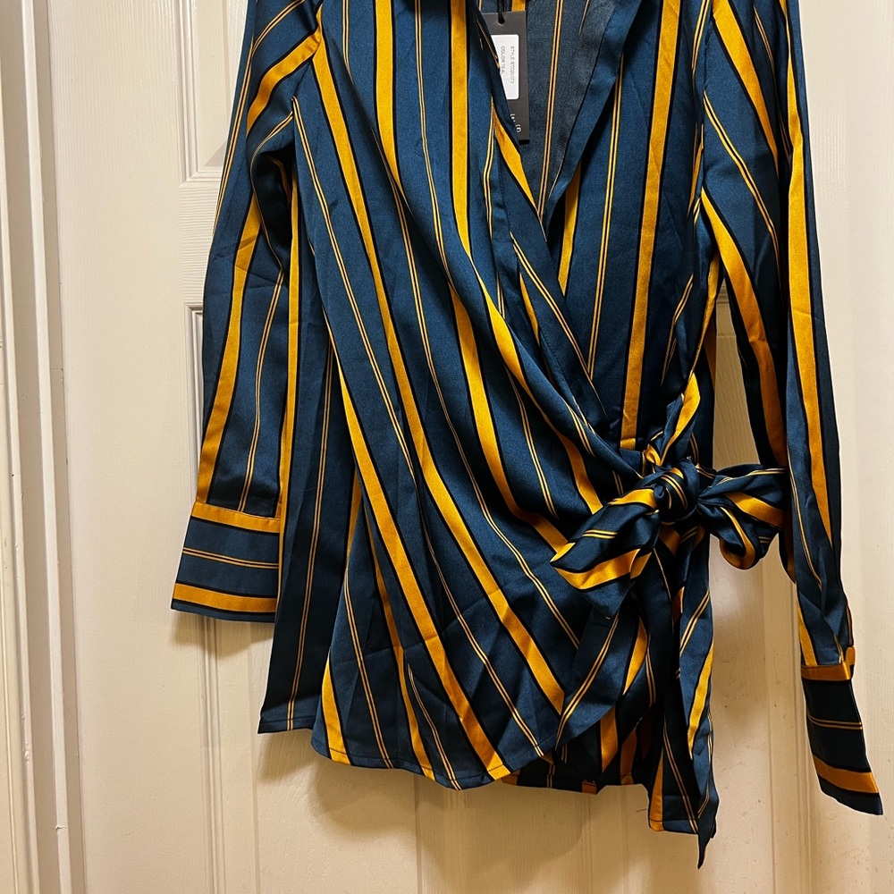 Collared Wrap Top - Picture 3 of 6
